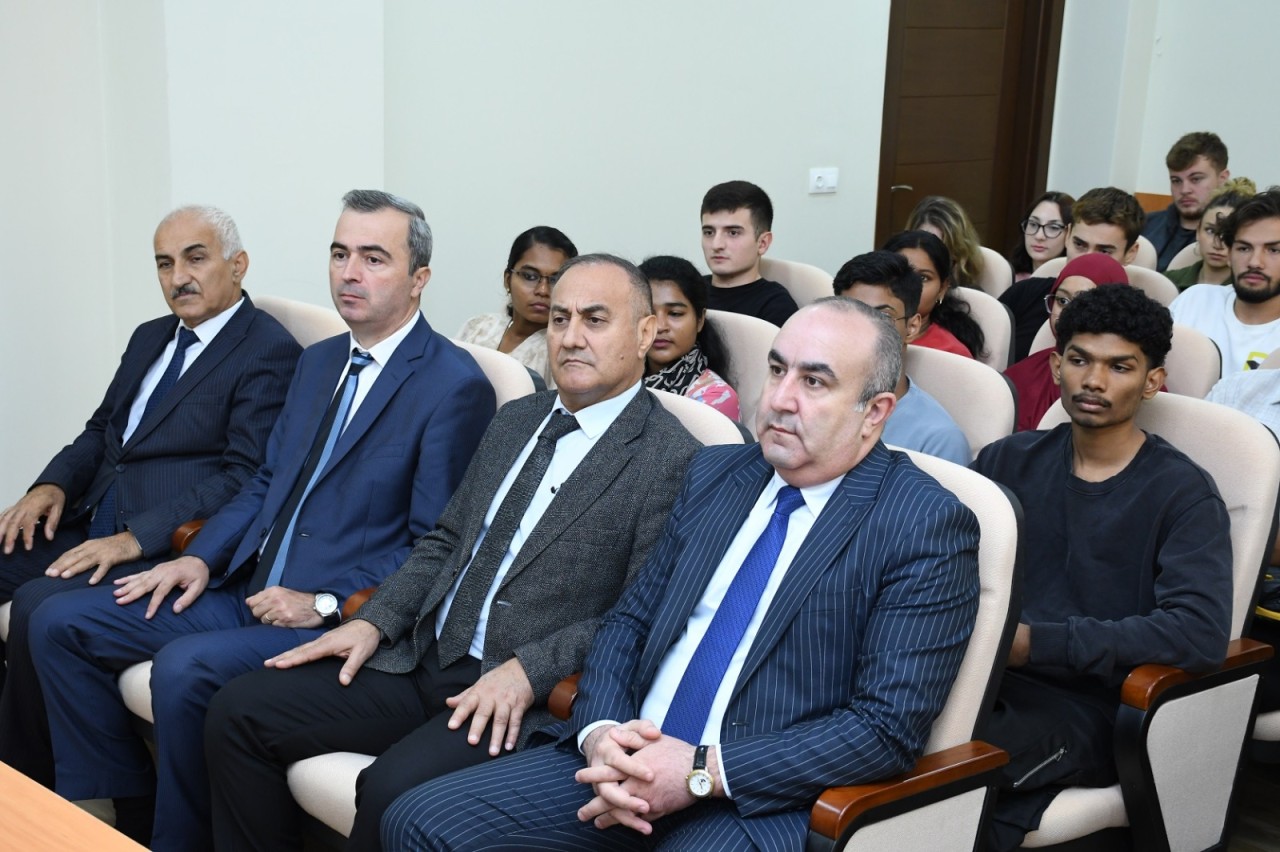 Zəfər Qurbanov əcnəbi tələbələrlə görüş keçirdi - FOTOLAR